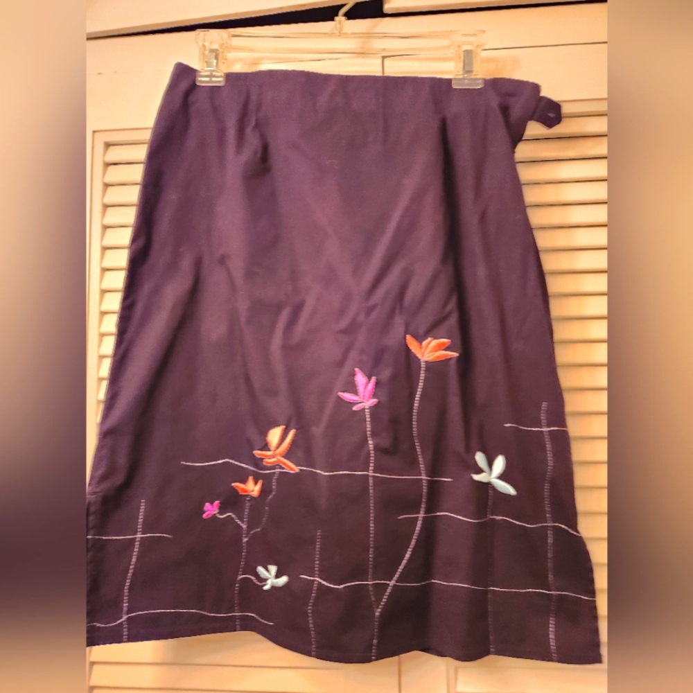 Black skirt with stretch waist and side zip.  Embroidered floral detail.